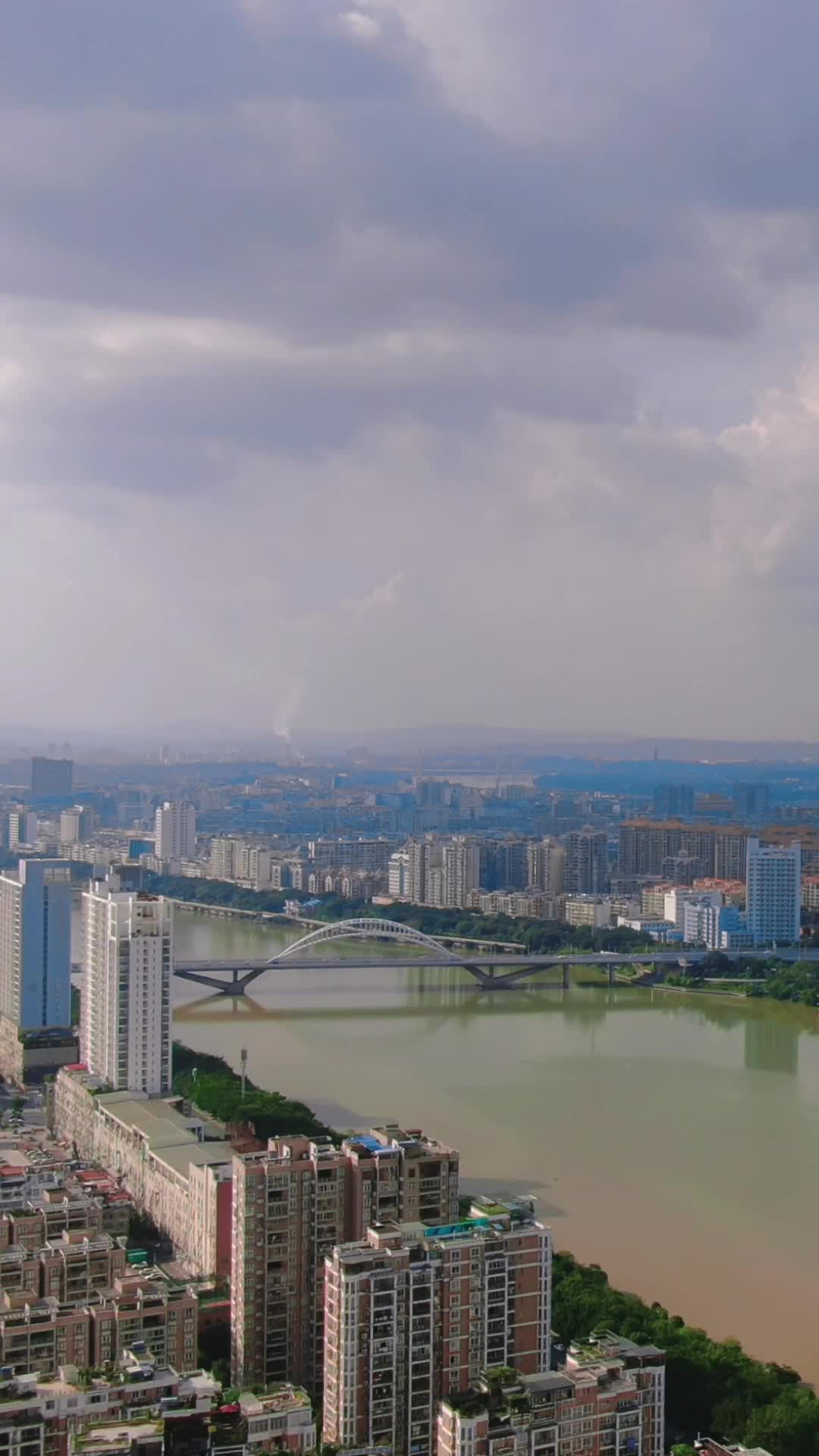 航拍江西赣州城市风光竖屏视频的预览图