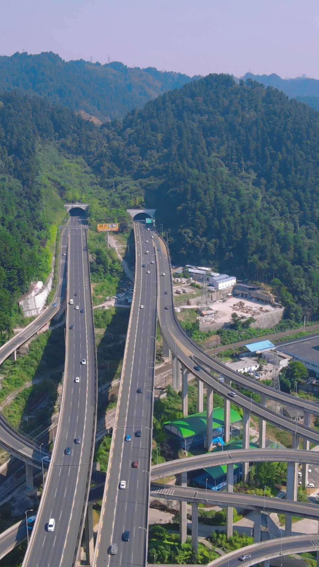 航拍高速公路高架桥竖屏视频的预览图