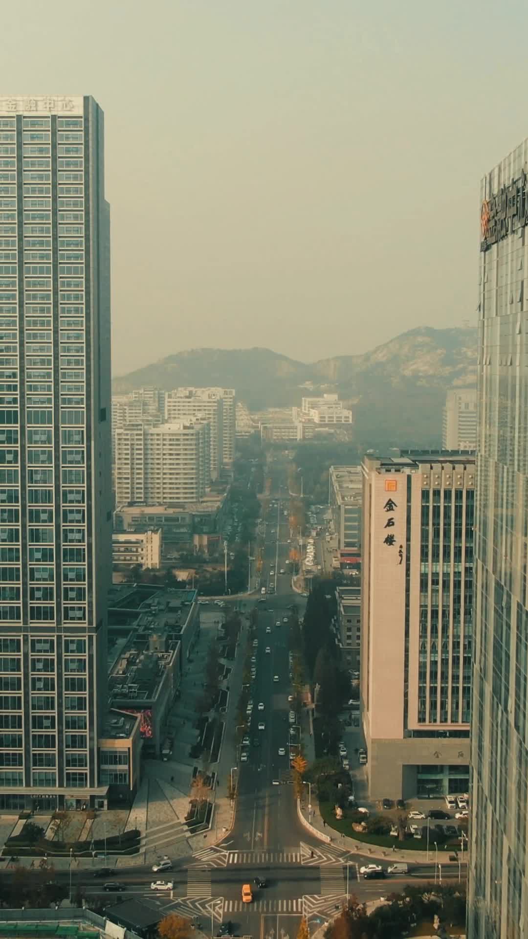 山东青岛城市高楼交通竖屏航拍视频的预览图