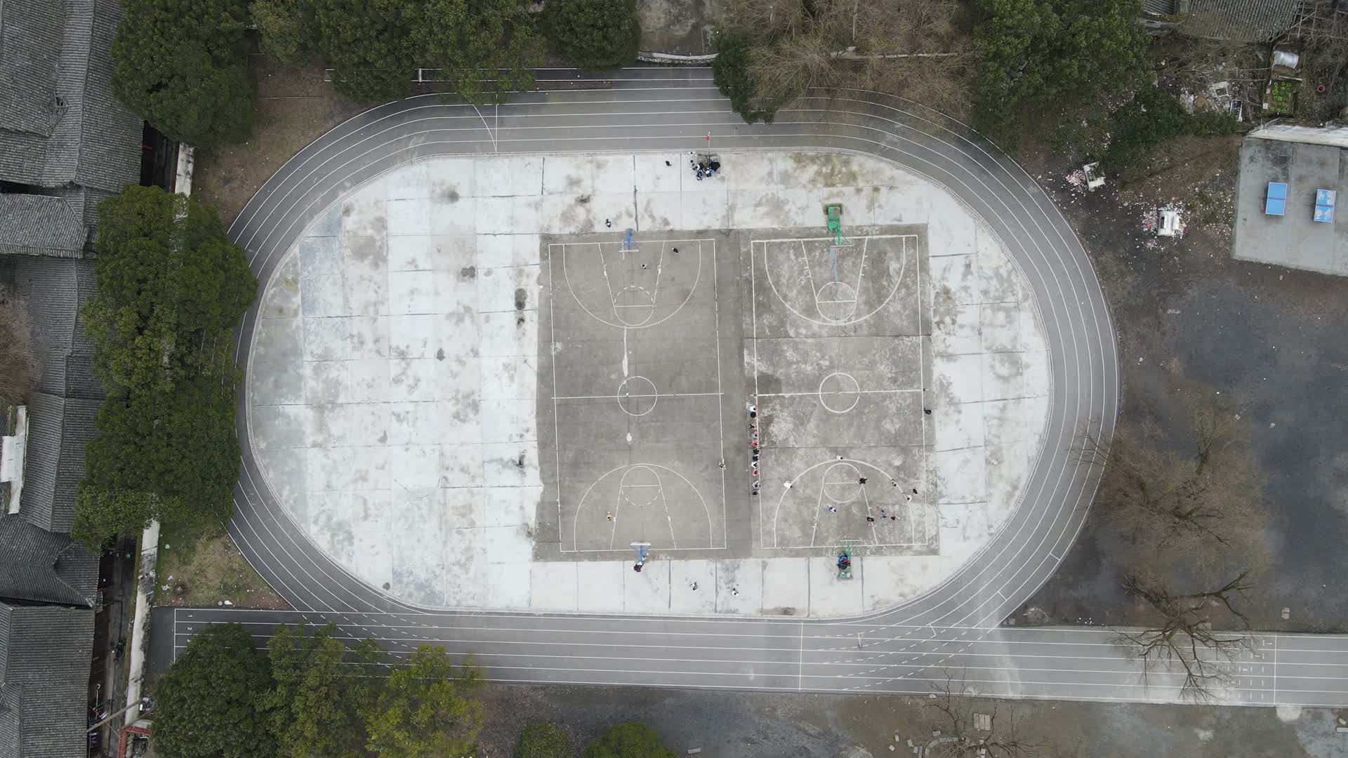 俯拍山区运动场学生运动视频的预览图