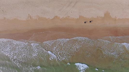 航拍大海海浪沙滩自然风景视频的预览图