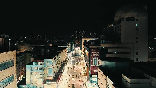 青岛台东步行街夜景航拍视频的预览图