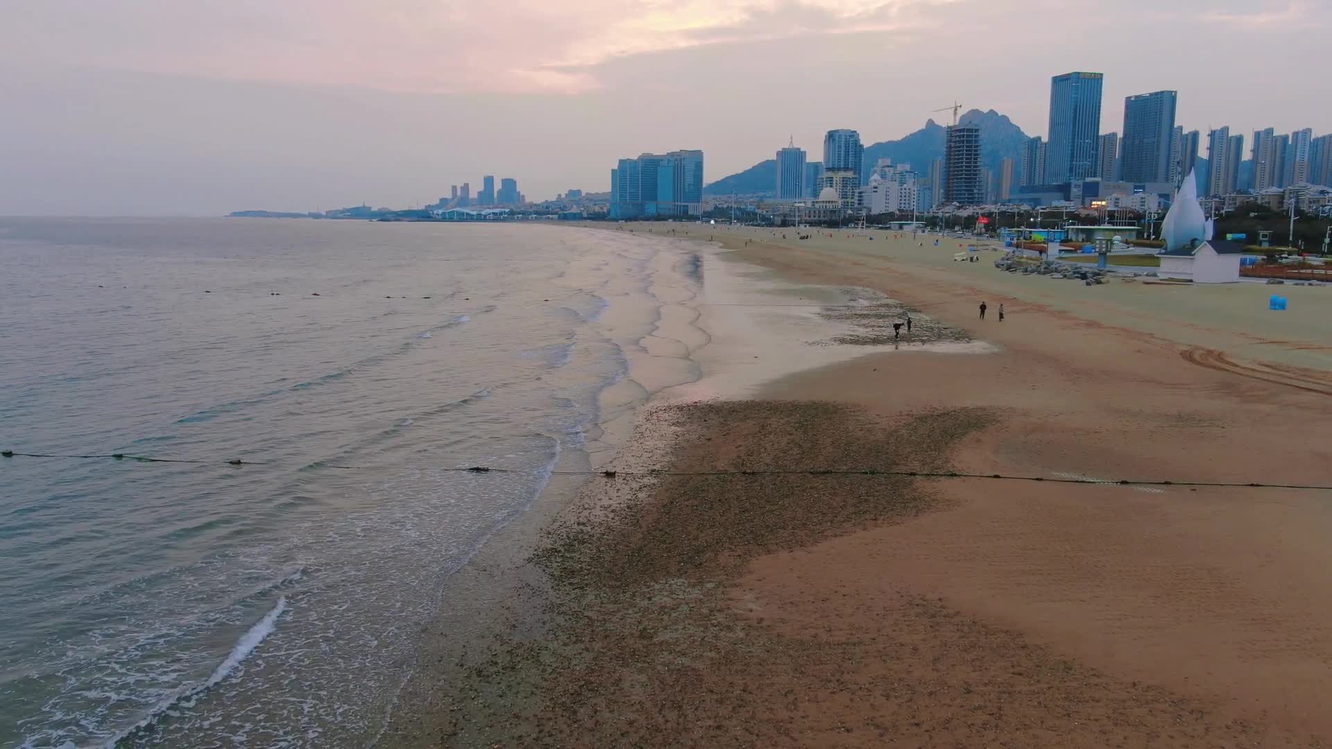 航拍大海海浪沙滩自然风景视频的预览图