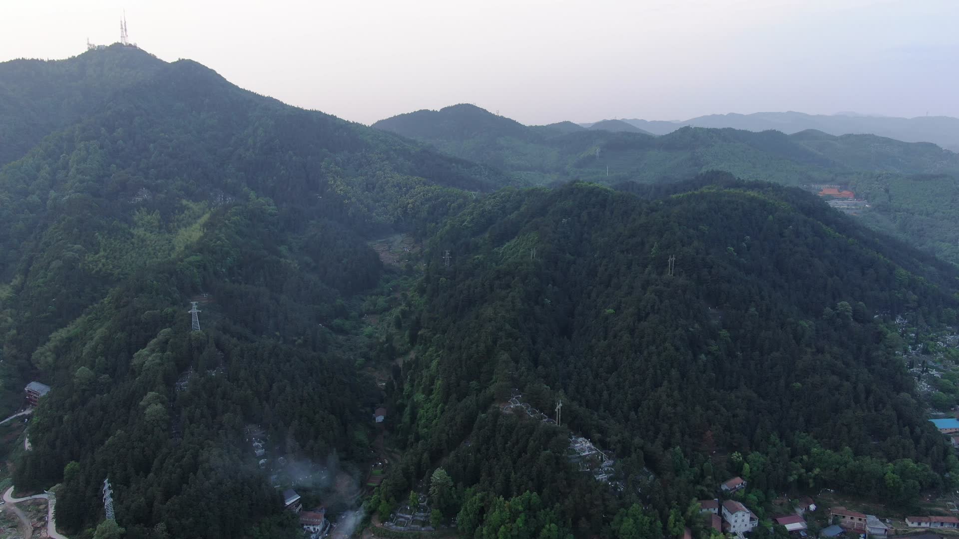 航拍自然风光大山峡谷森林视频的预览图