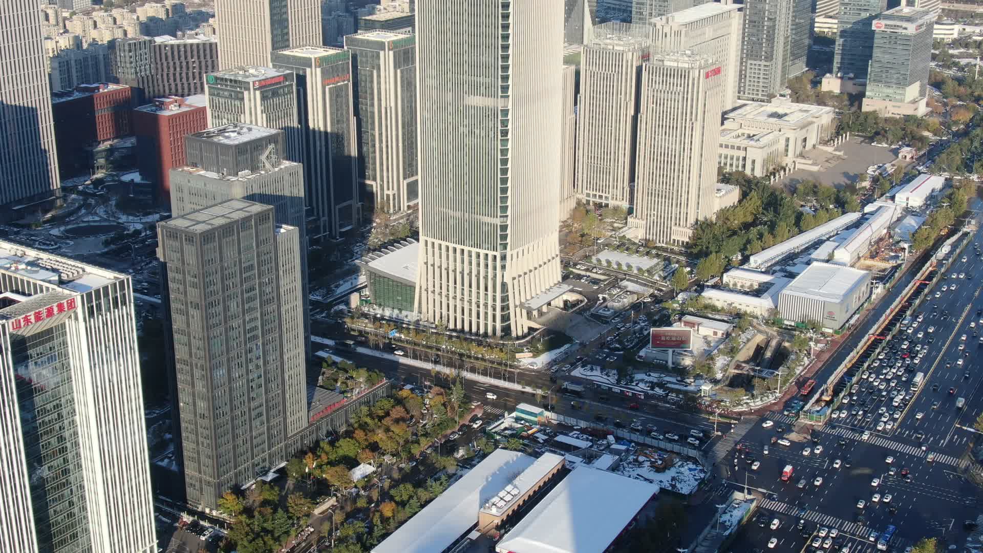 4K航拍山东济南奥体中心金融中心高楼CBD视频的预览图