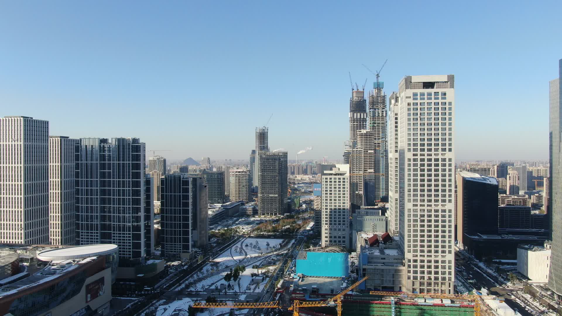 4K航拍山东济南城市发展高楼建设视频的预览图