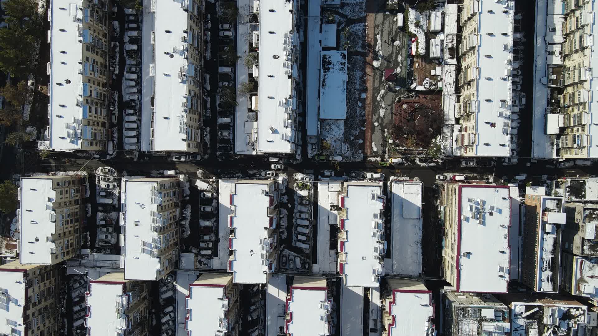 4K航拍住宅小区屋顶雪景视频的预览图