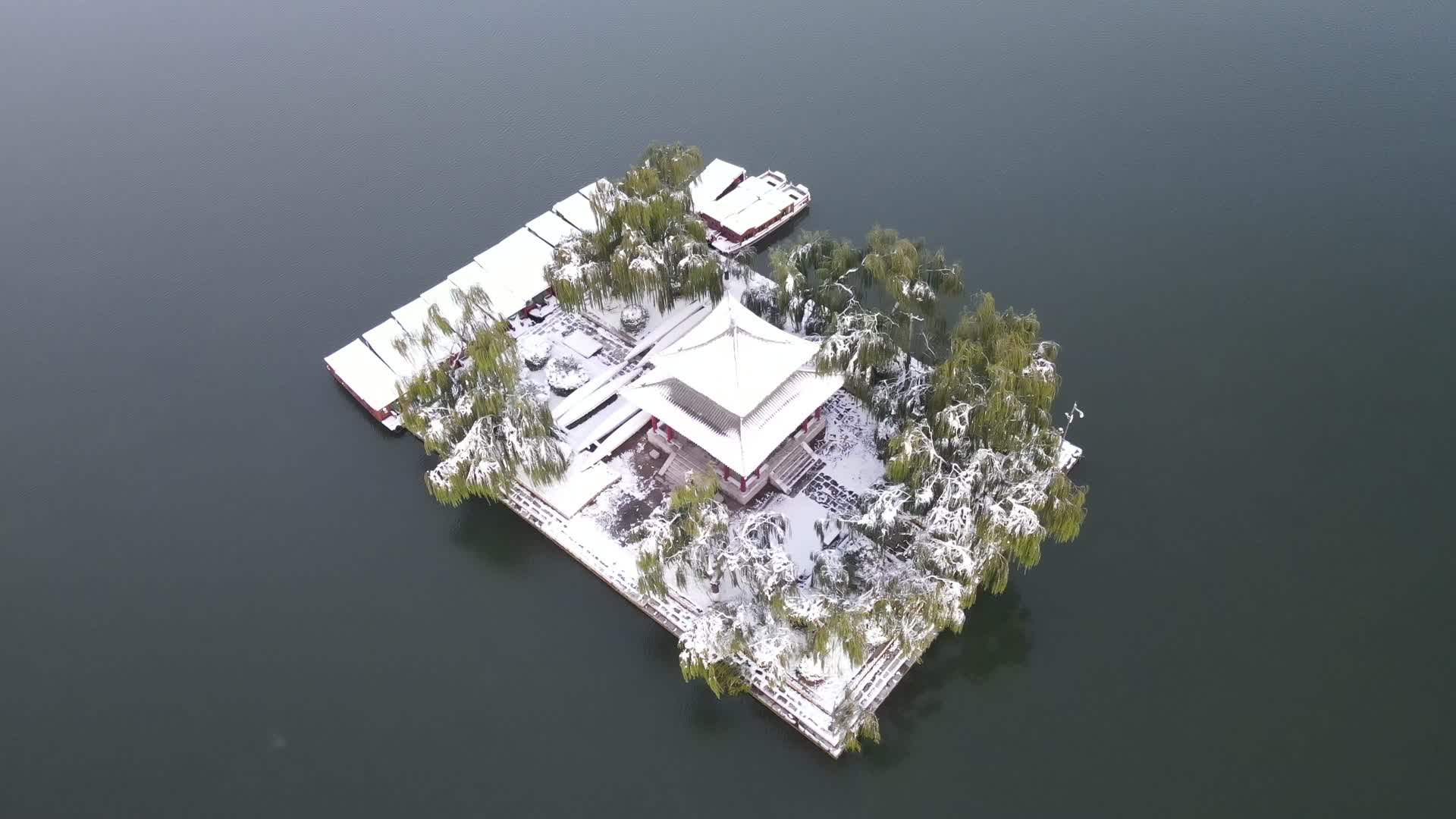 4K航拍山东济南大明湖景区湖中岛屿建筑视频的预览图