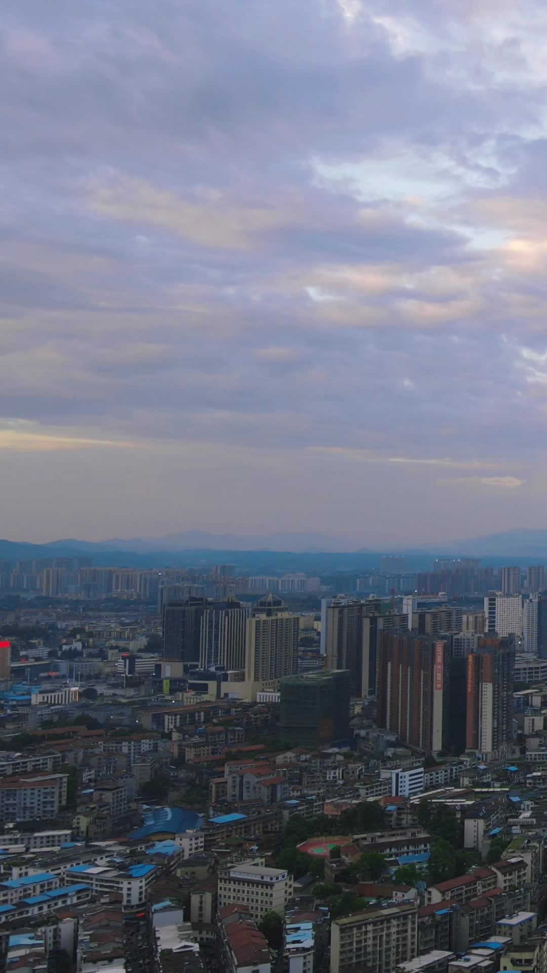 航拍贵州贵阳城市风光竖屏视频的预览图