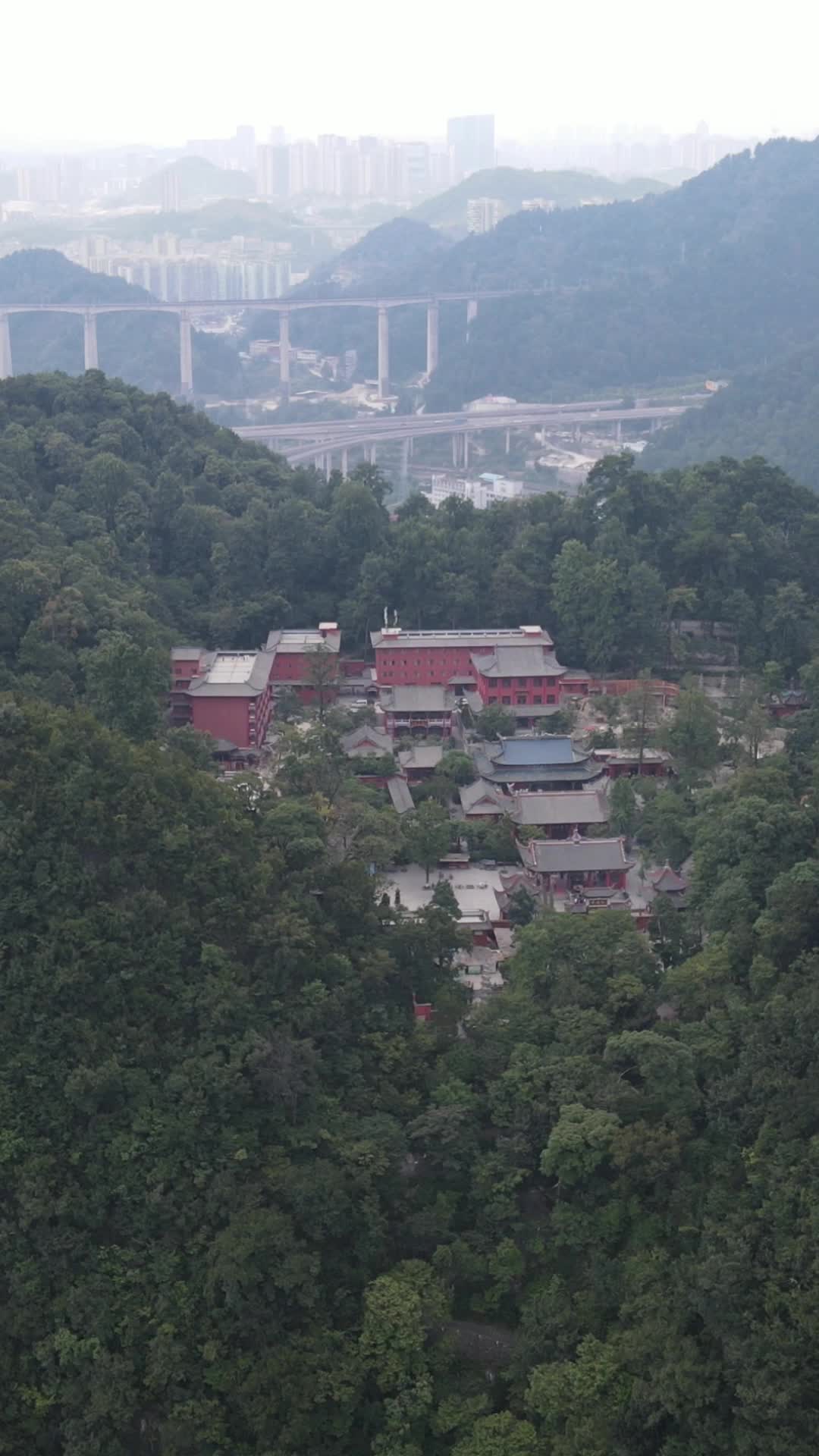 贵州黔灵山弘福寺竖屏航拍视频的预览图