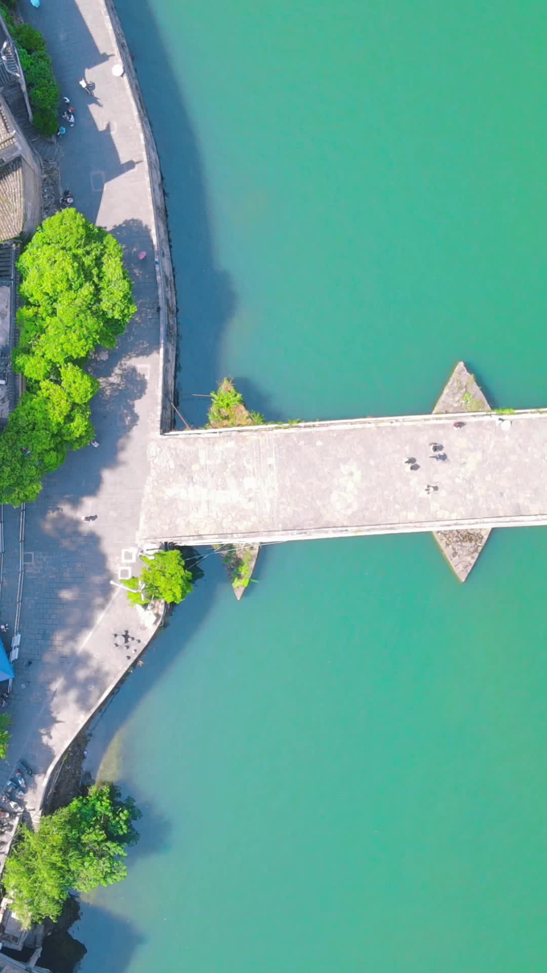航拍贵州镇远祝圣桥竖屏视频的预览图