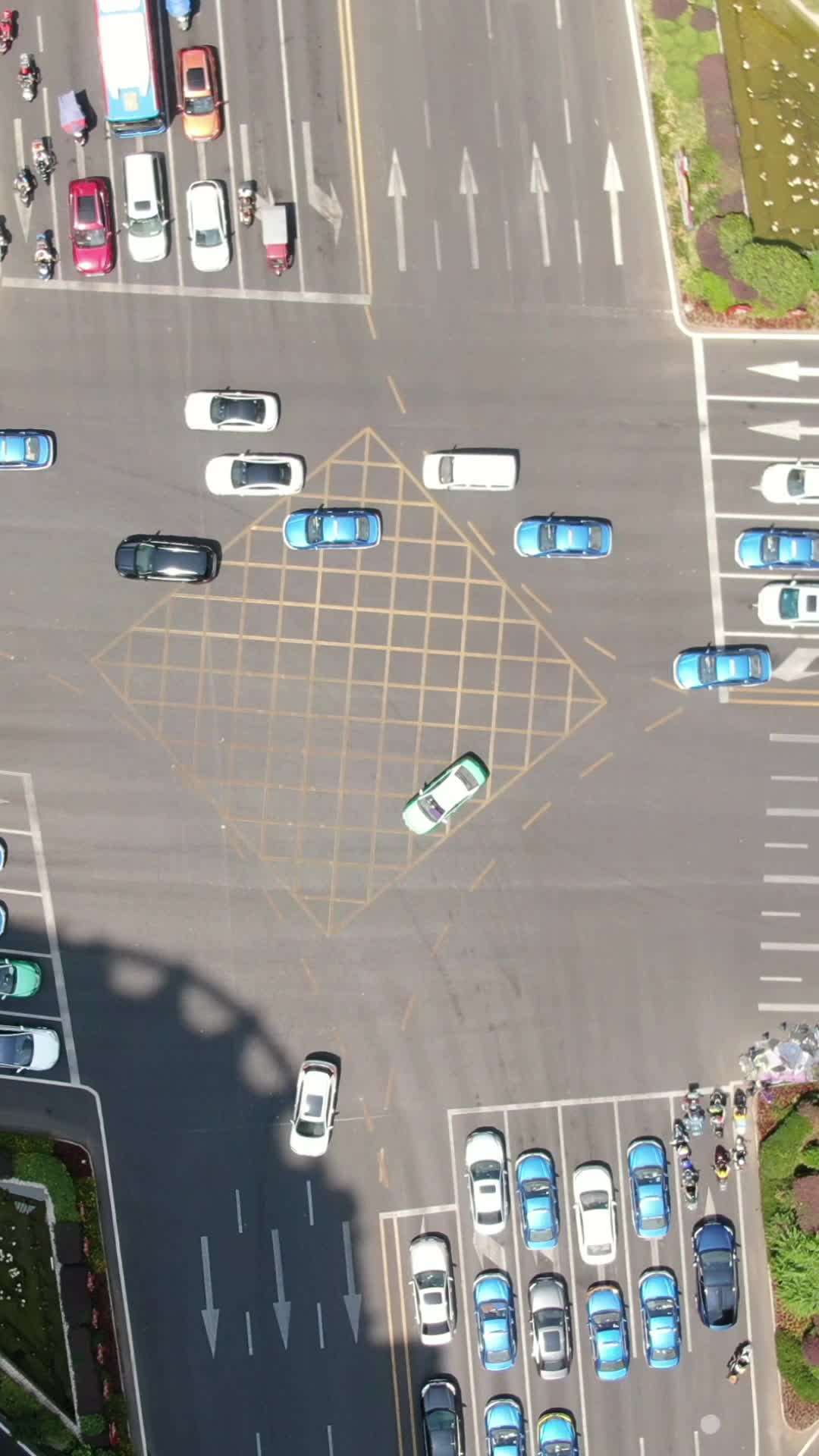 俯拍城市交通车辆行驶竖屏视频的预览图