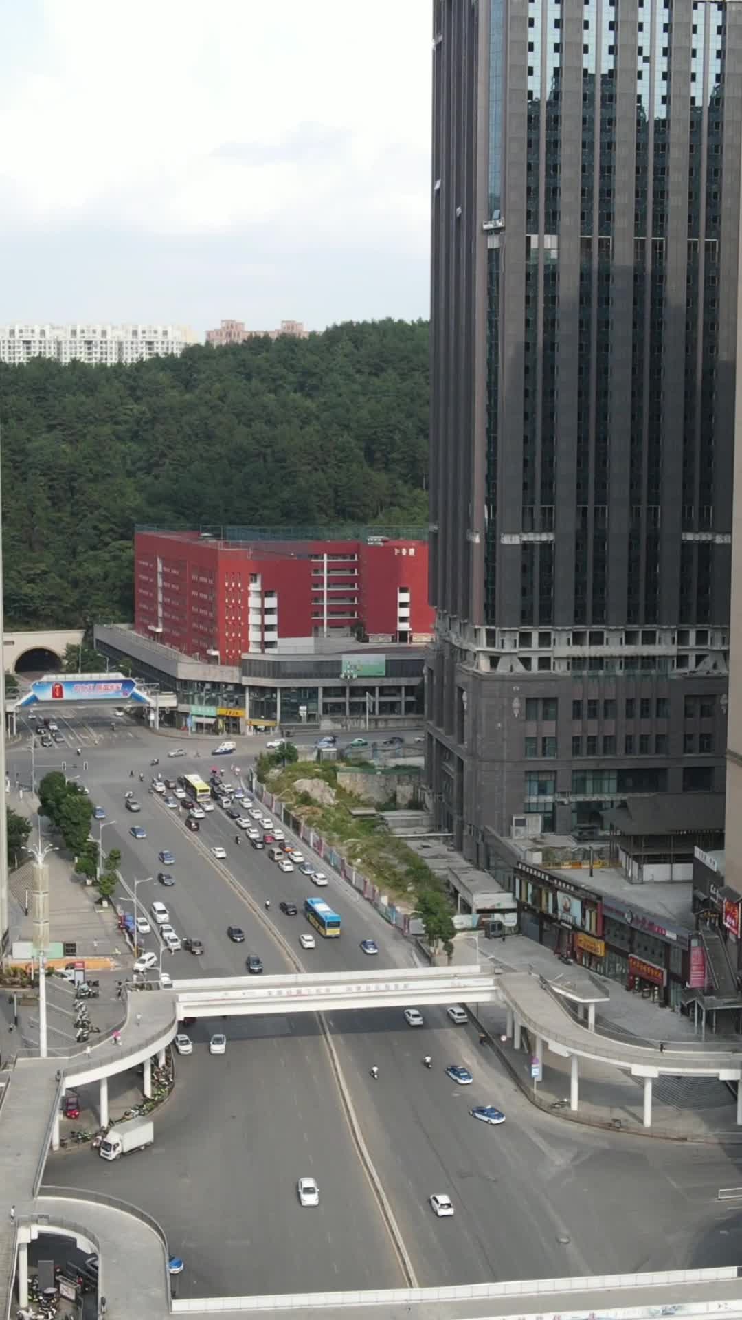 航拍贵州贵阳城市交通竖屏视频的预览图