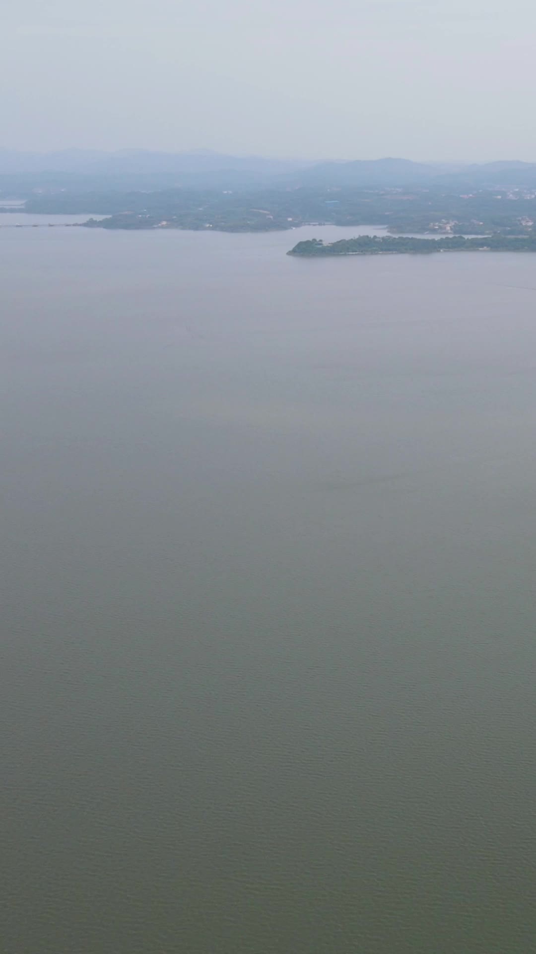 航拍大自然湖面风光竖屏视频的预览图