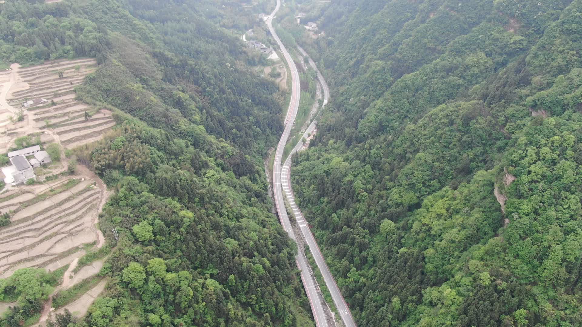 航拍湖南大山里的交通道路视频的预览图