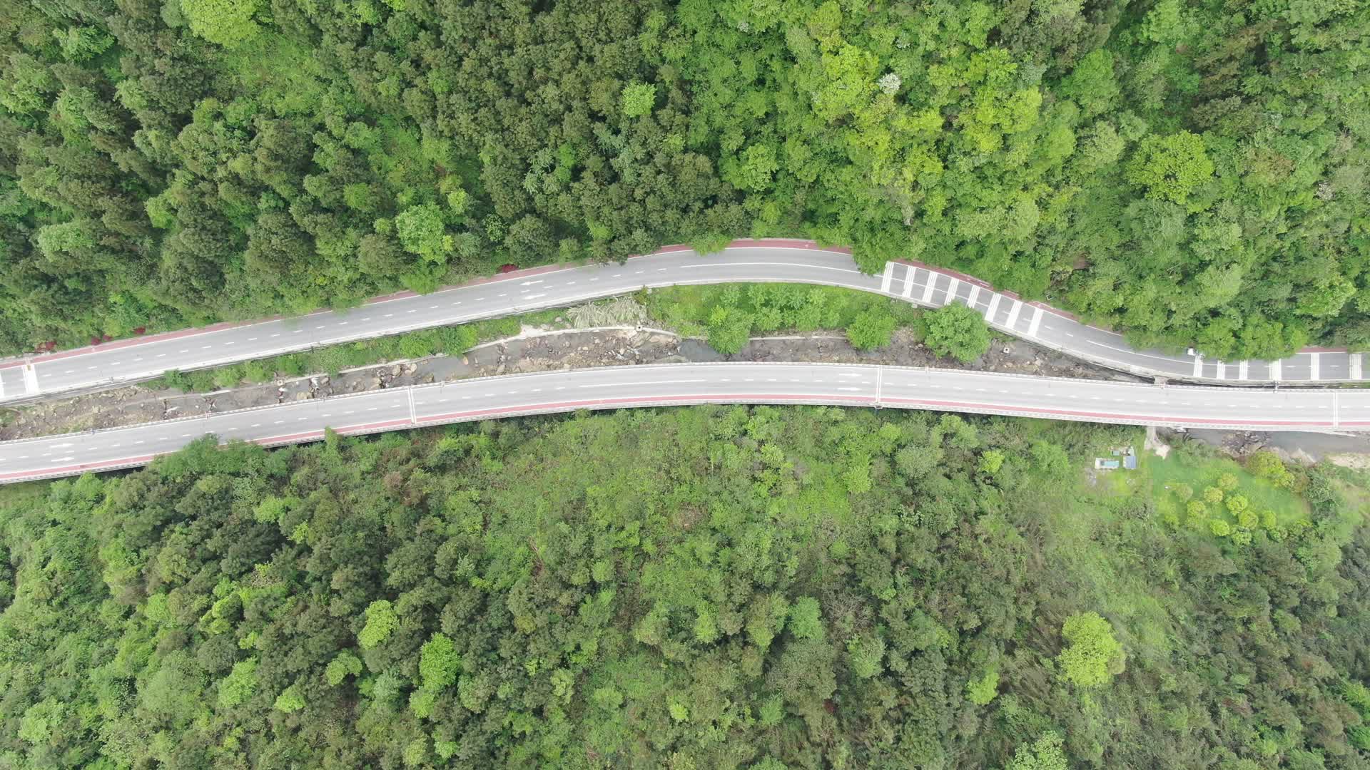航拍湖南大山里的交通道路视频的预览图