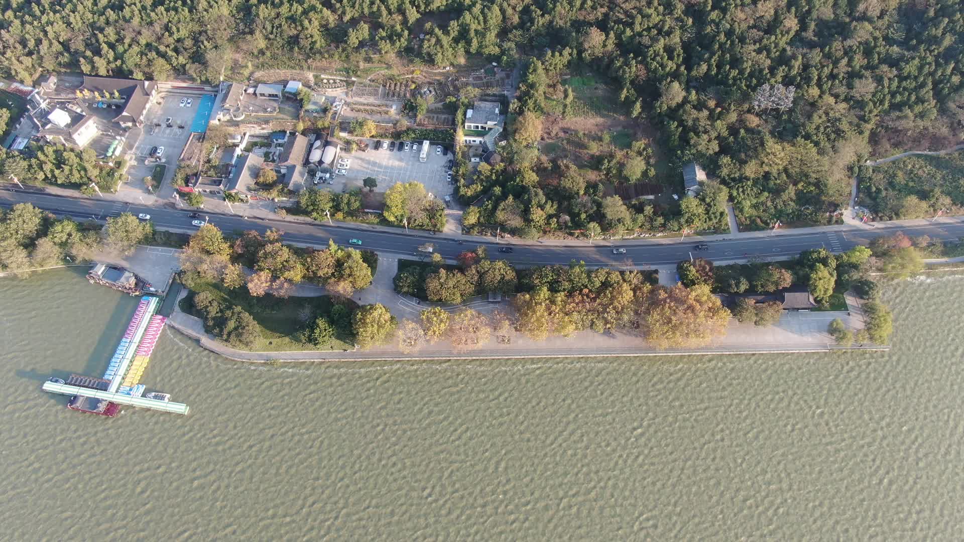 航拍沿江道路游船码头视频的预览图
