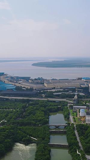 航拍湖南岳阳洞庭湖工业园竖屏视频的预览图
