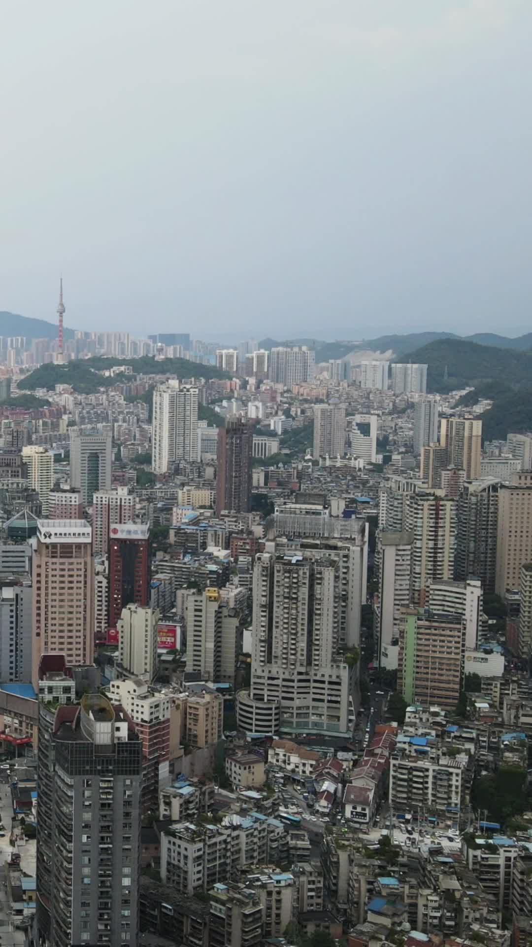 城市密集高楼建设竖屏航拍视频的预览图