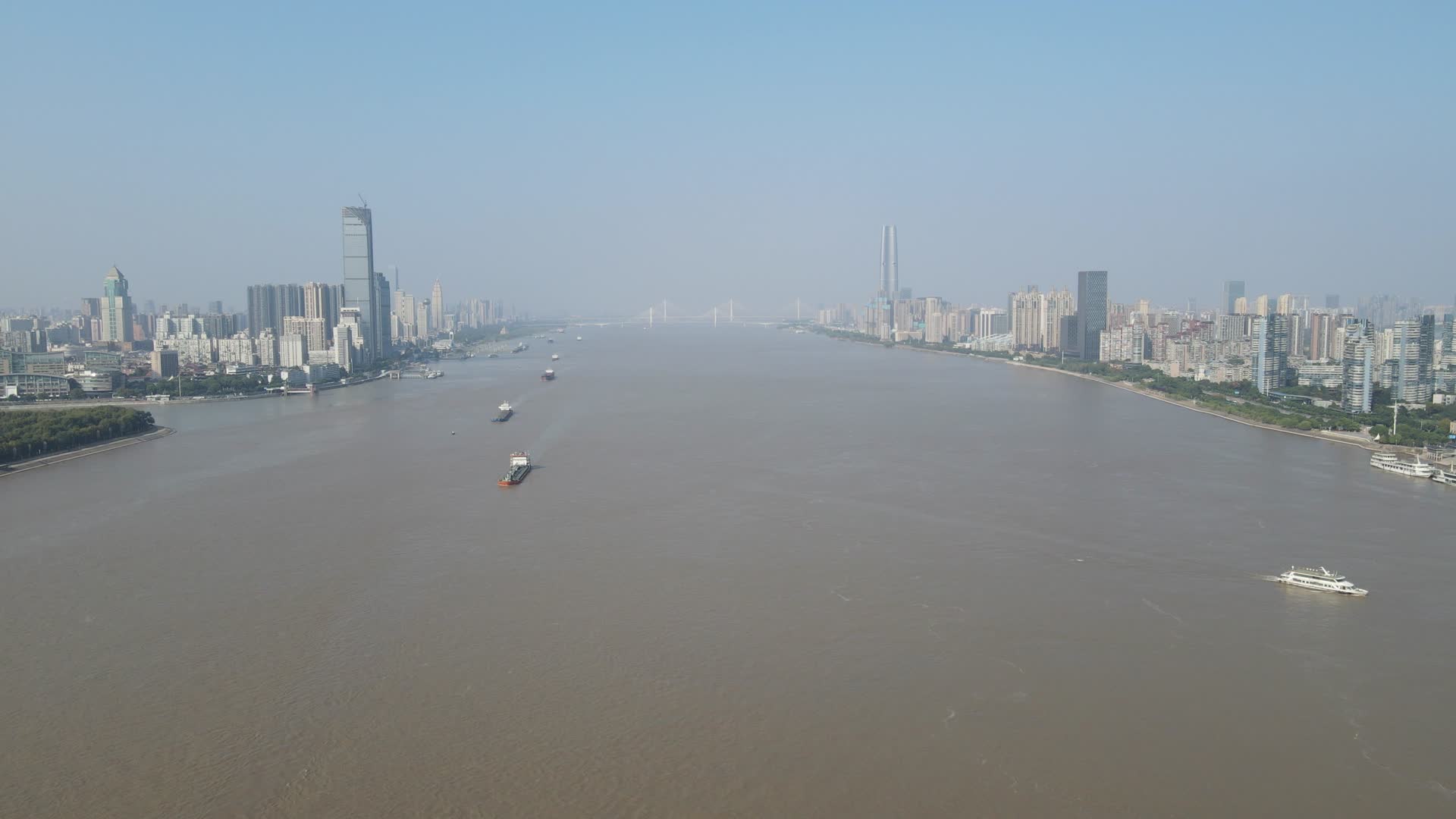 航拍湖北武汉长江两岸风光视频的预览图