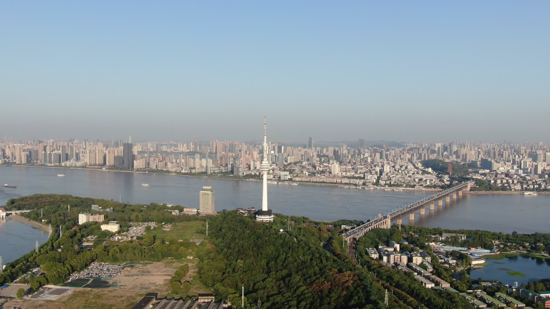 航拍湖北武汉电视塔视频的预览图