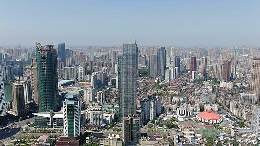 航拍湖北武汉金融中心商业大厦视频的预览图