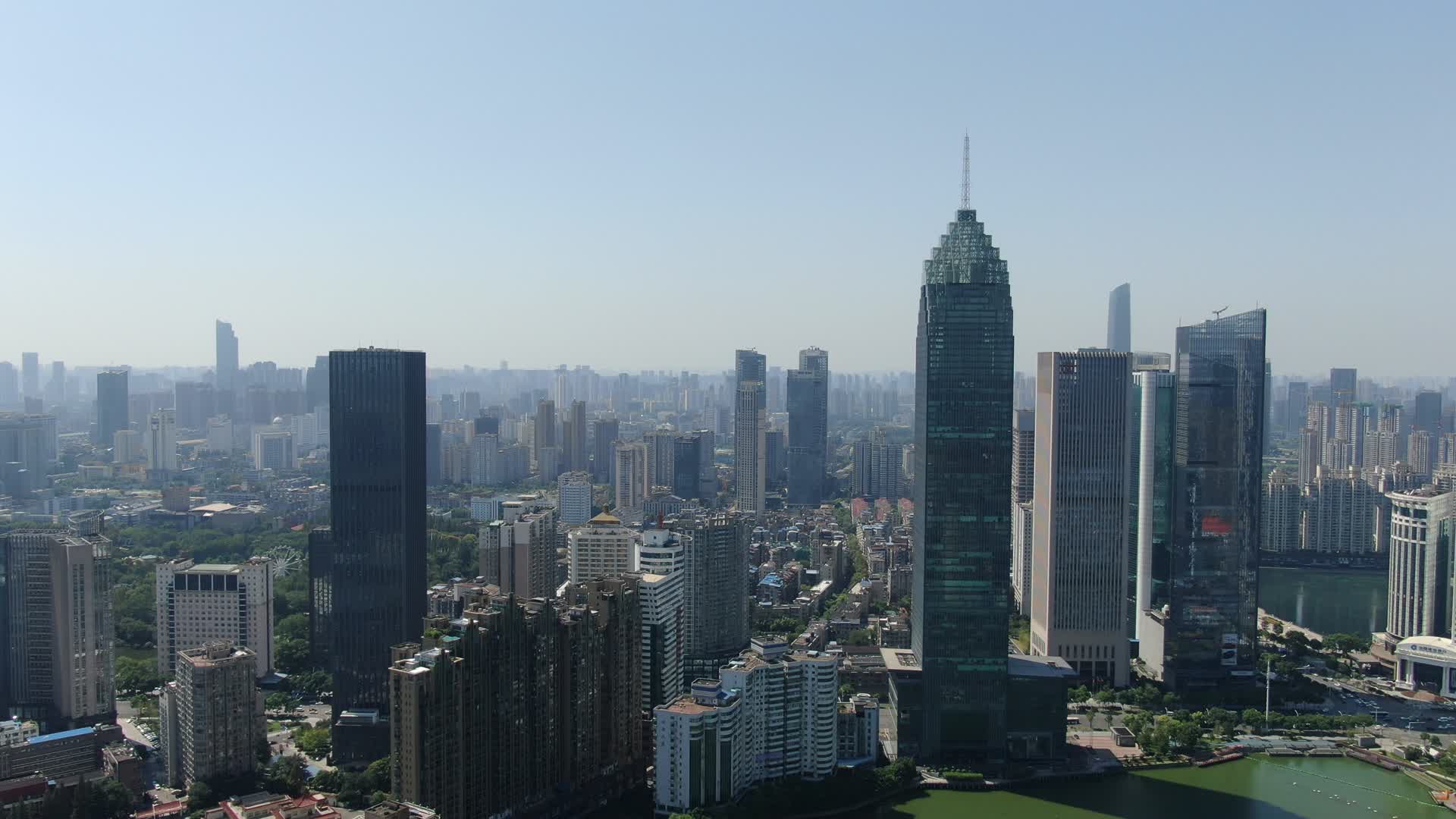 航拍湖北武汉金融中心商业大厦视频的预览图