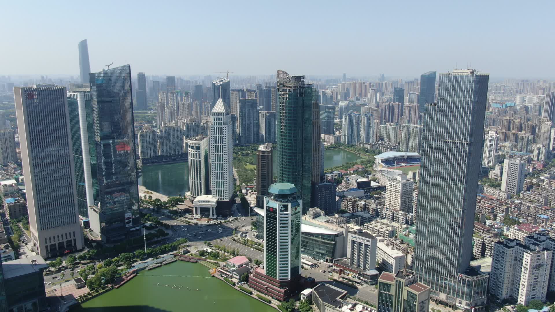 航拍湖北武汉金融中心CBD视频的预览图