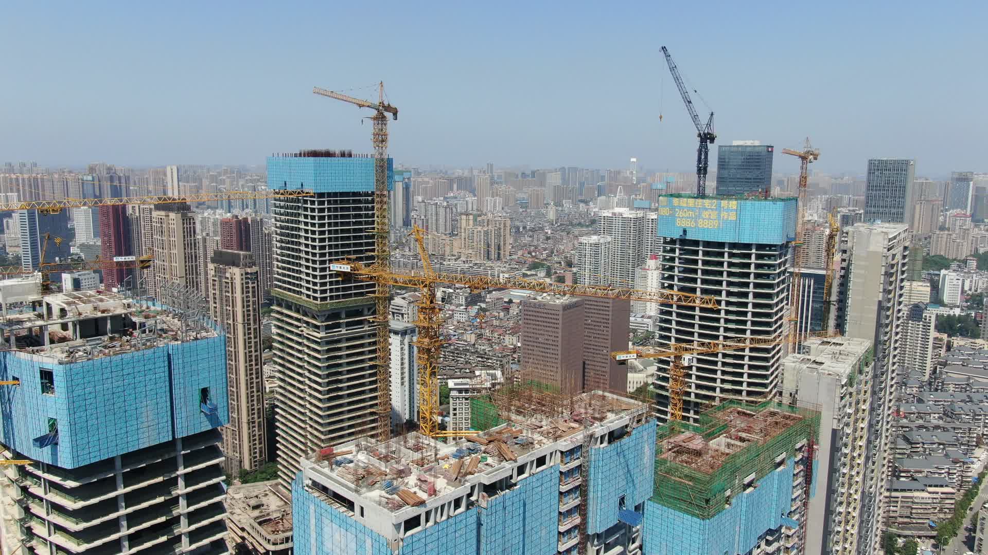 航拍湖北武汉城市建设施工高楼视频的预览图