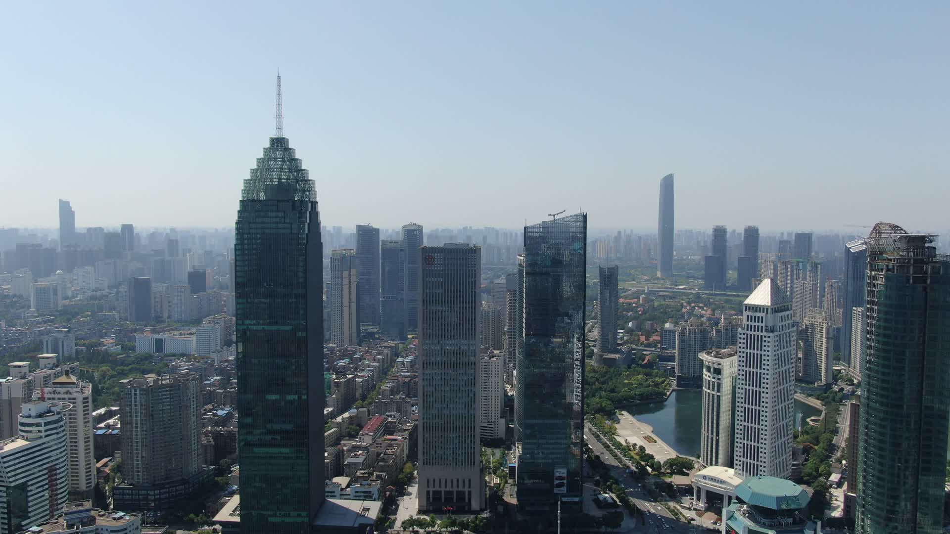 航拍湖北武汉金融中心CBD视频的预览图