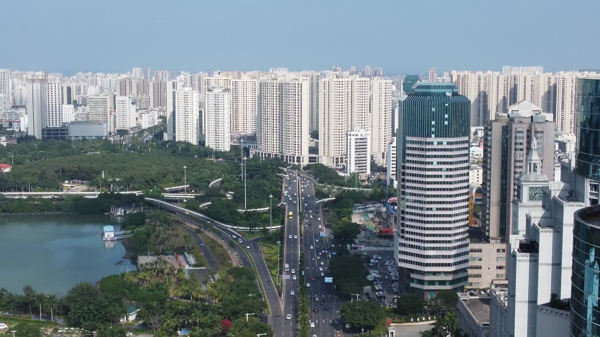俯拍海口市城区视频的预览图