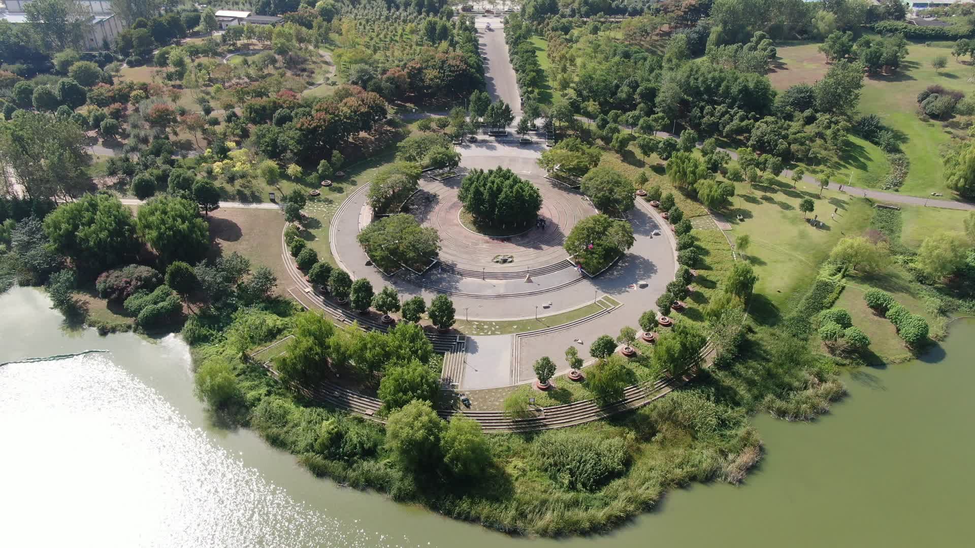 航拍武汉沙湖公园中心广场视频的预览图