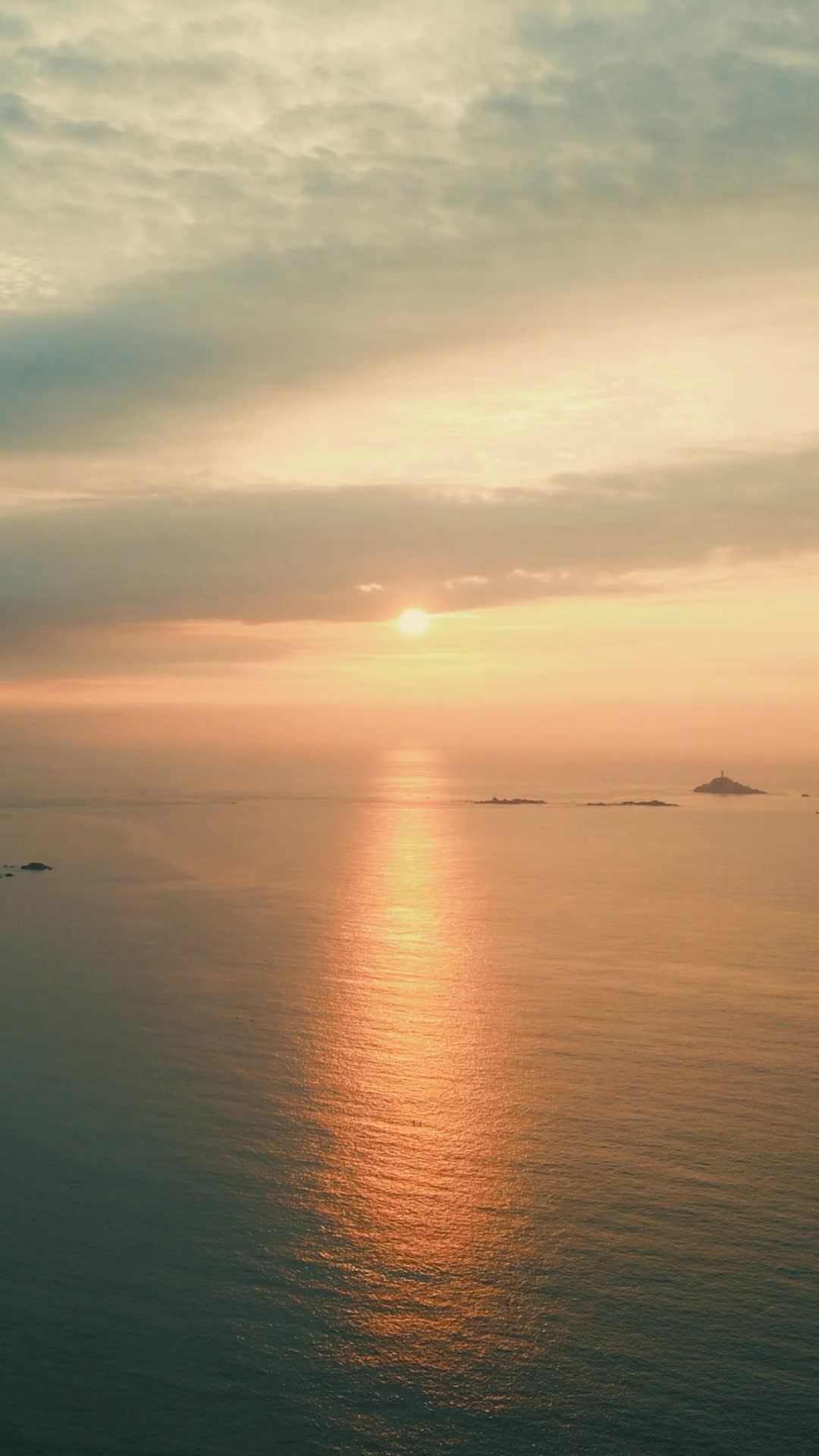 海上日出彩霞竖屏航拍视频的预览图