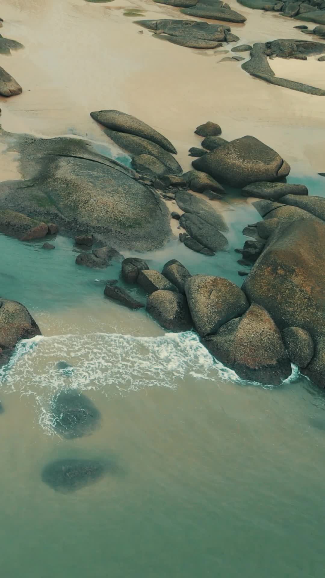 航拍大海海浪礁石沙滩竖屏视频的预览图