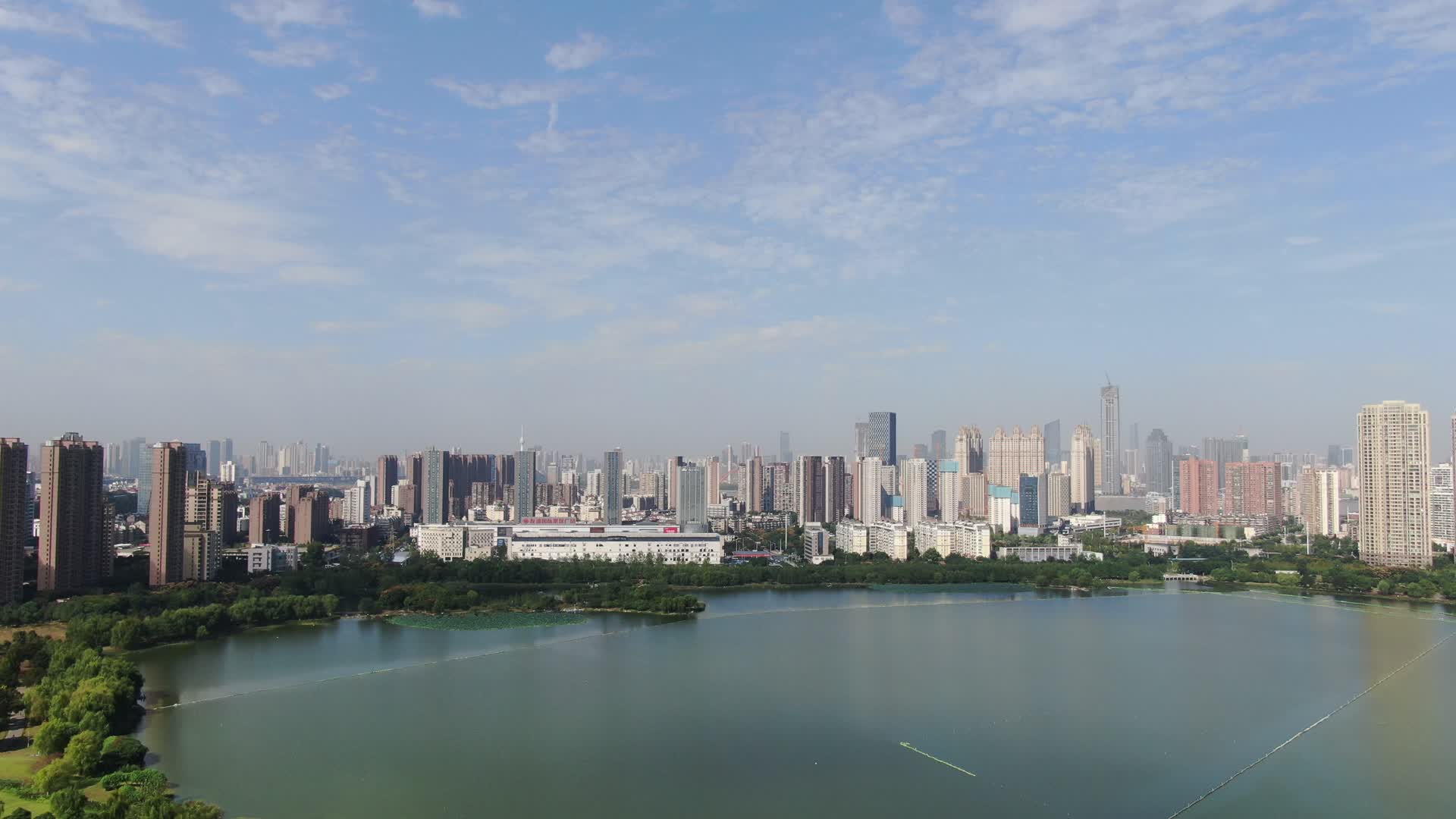 航拍武汉沙湖公园中百仓储视频的预览图