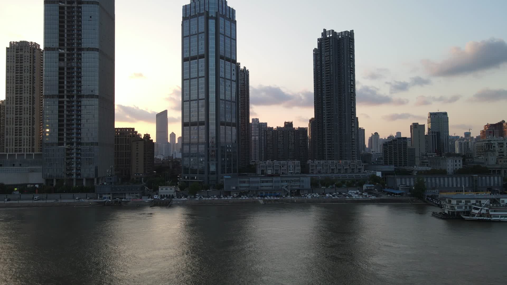 航拍湖北武汉城市高楼视频的预览图