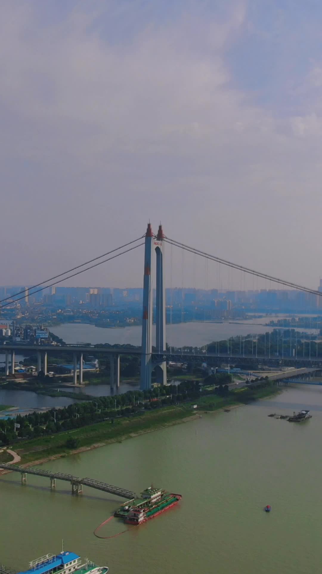 航拍湖南岳阳城市风光竖屏视频的预览图