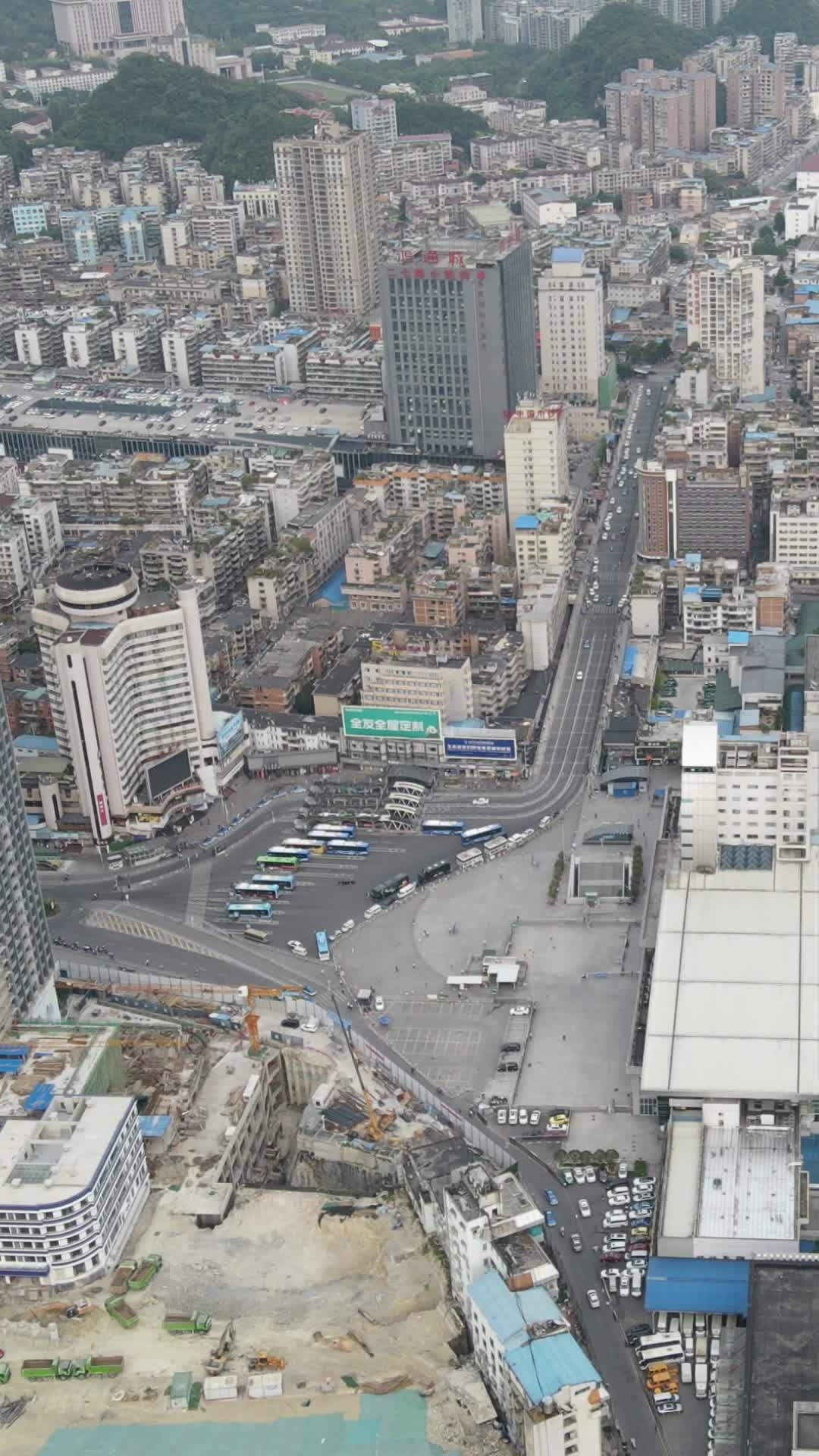 贵州贵阳城市交通竖屏航拍视频的预览图