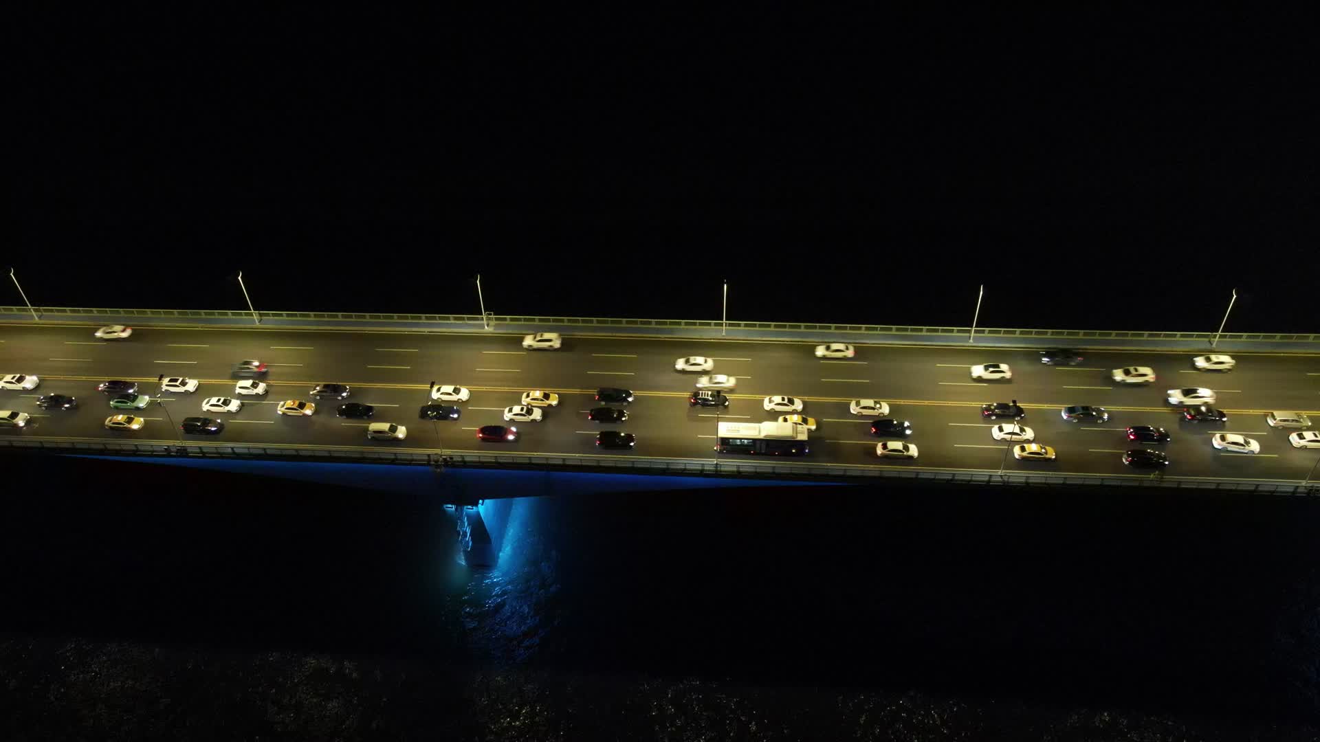 航拍桥梁高架夜间车流视频的预览图