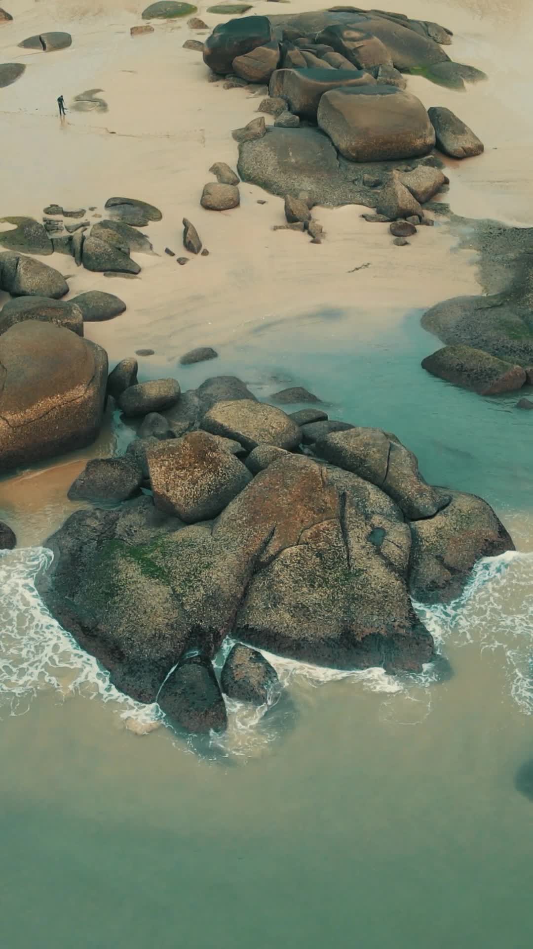 航拍大海海浪礁石沙滩视频的预览图