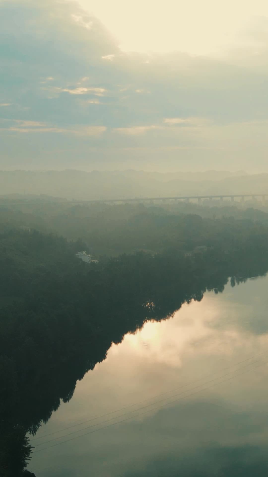 竖屏清晨山间河流迷雾航拍视频的预览图