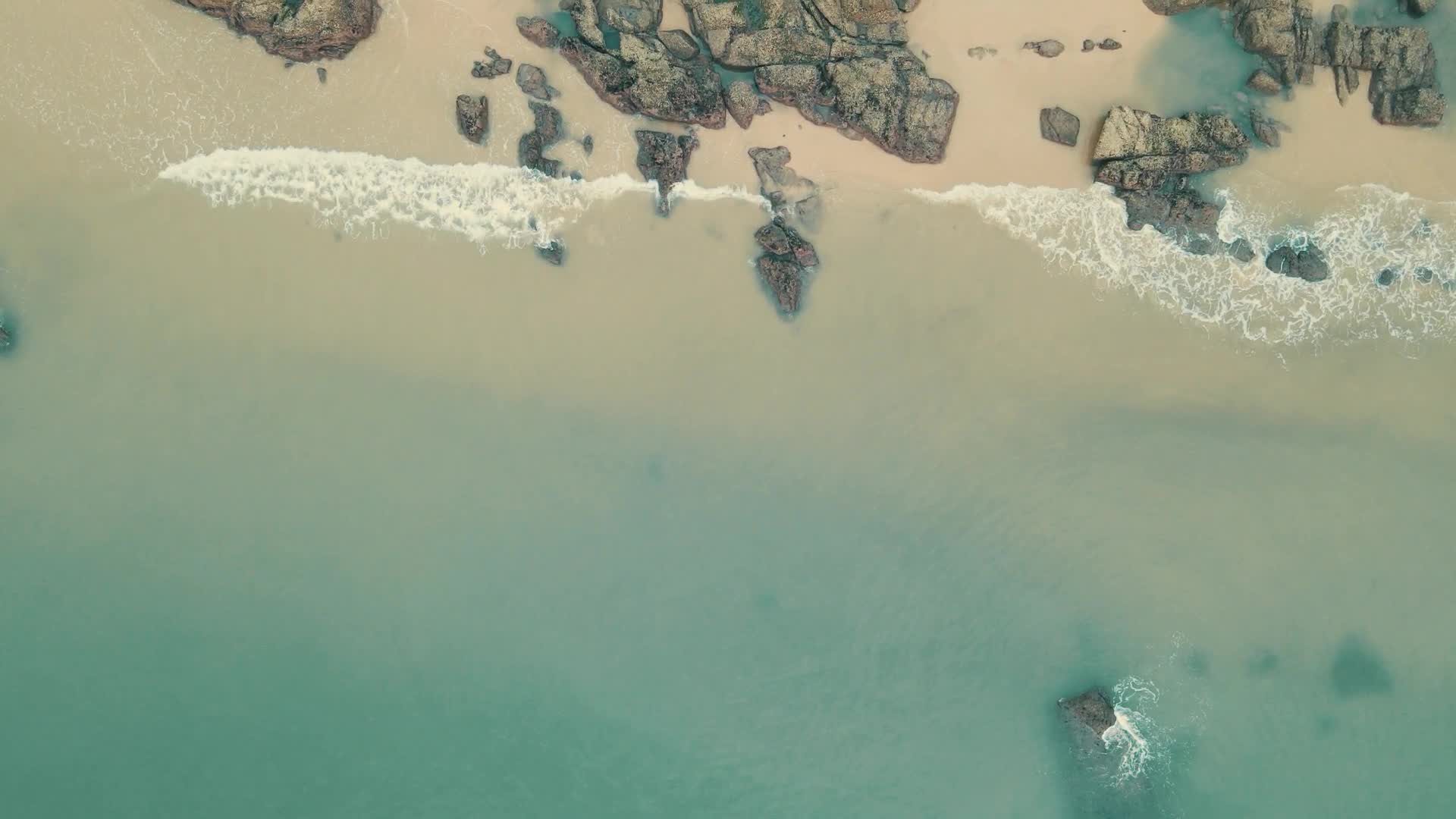 航拍大海海浪礁石沙滩视频的预览图
