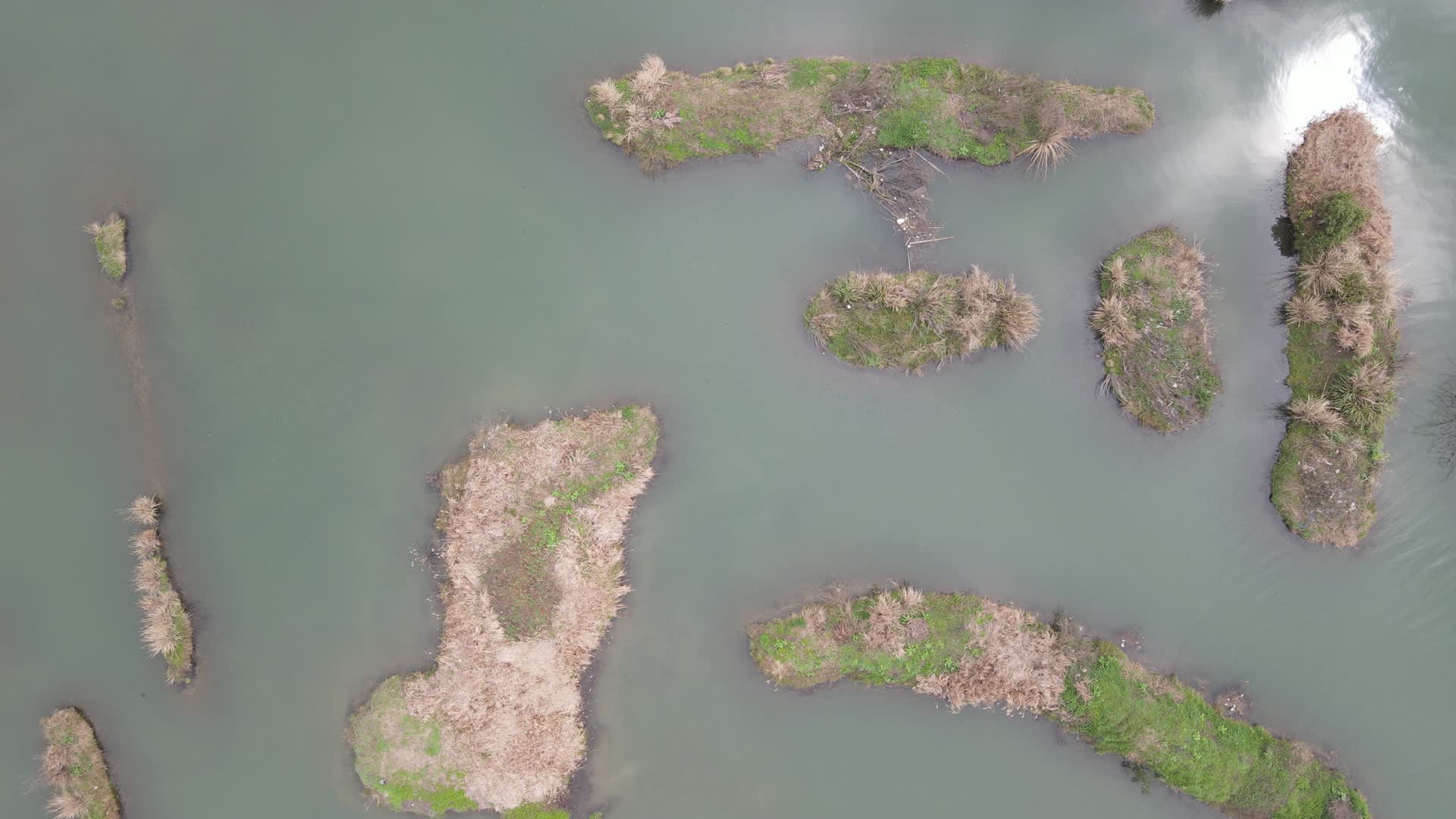 航拍自然风光湖泊岛屿视频的预览图