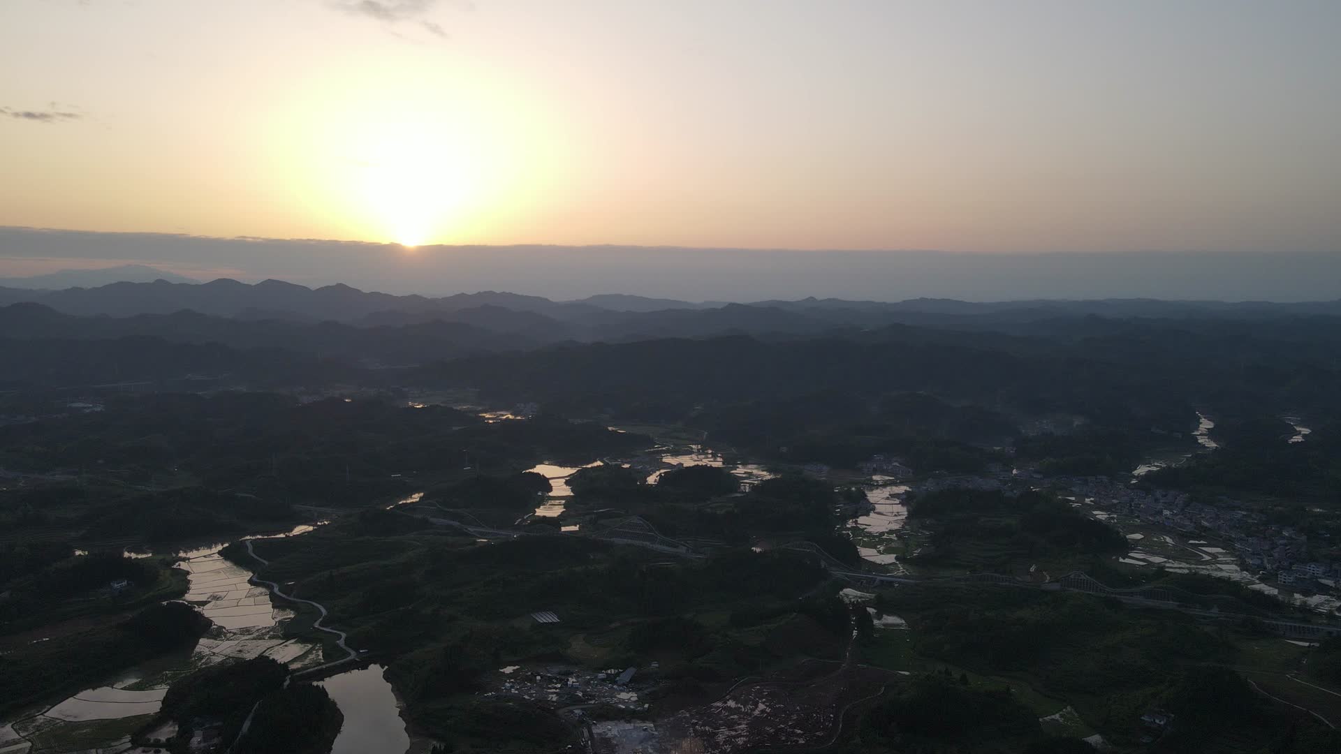 航拍夕阳西下乡村田野视频的预览图