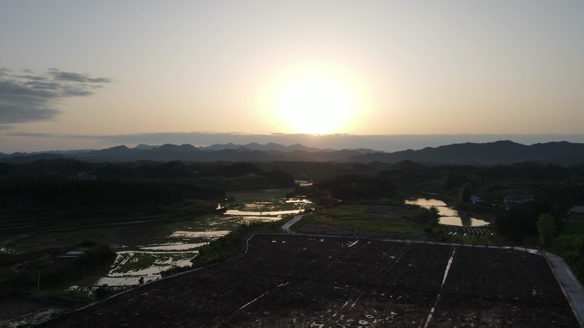 航拍乡村田野晚霞夕阳日落视频的预览图