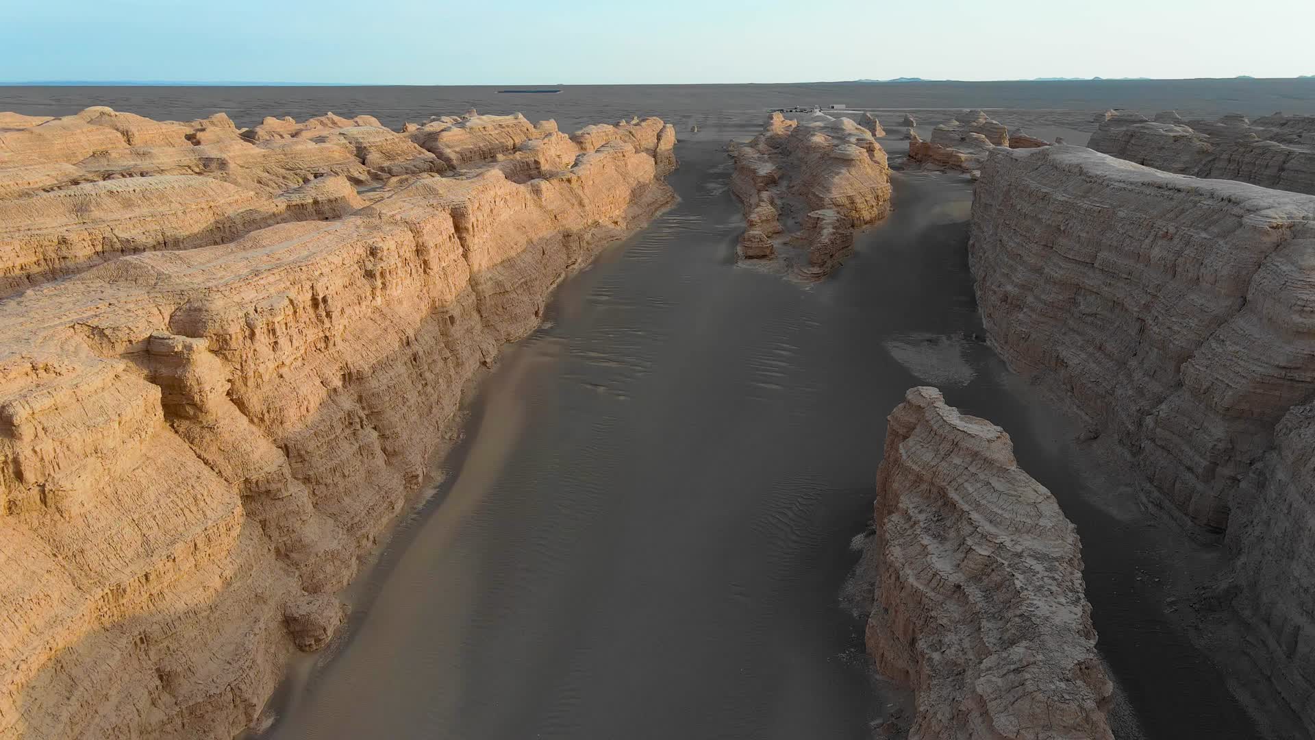 4K航拍敦煌雅丹地质国家公园视频的预览图