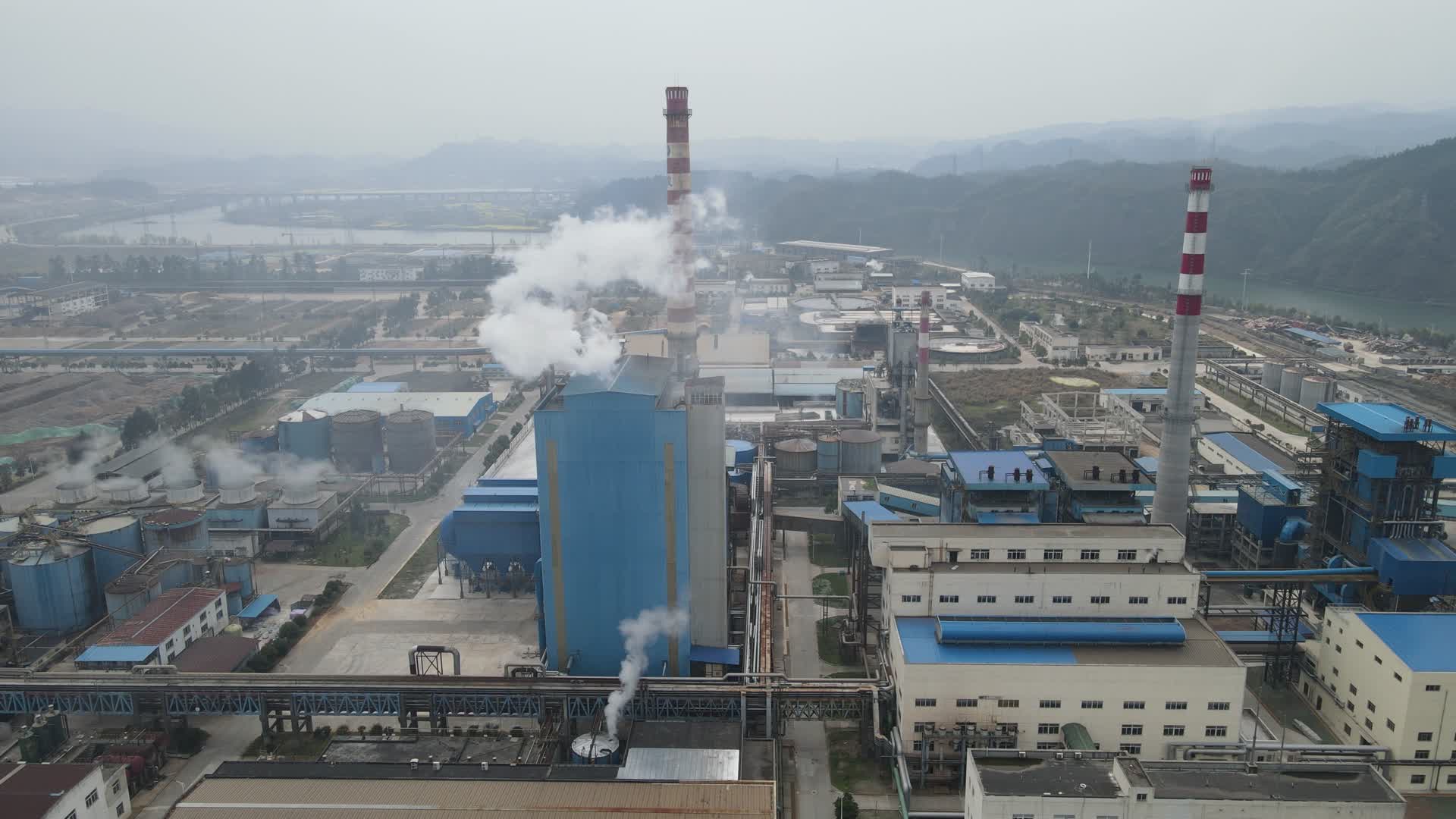 航拍工厂排放污染废气视频的预览图