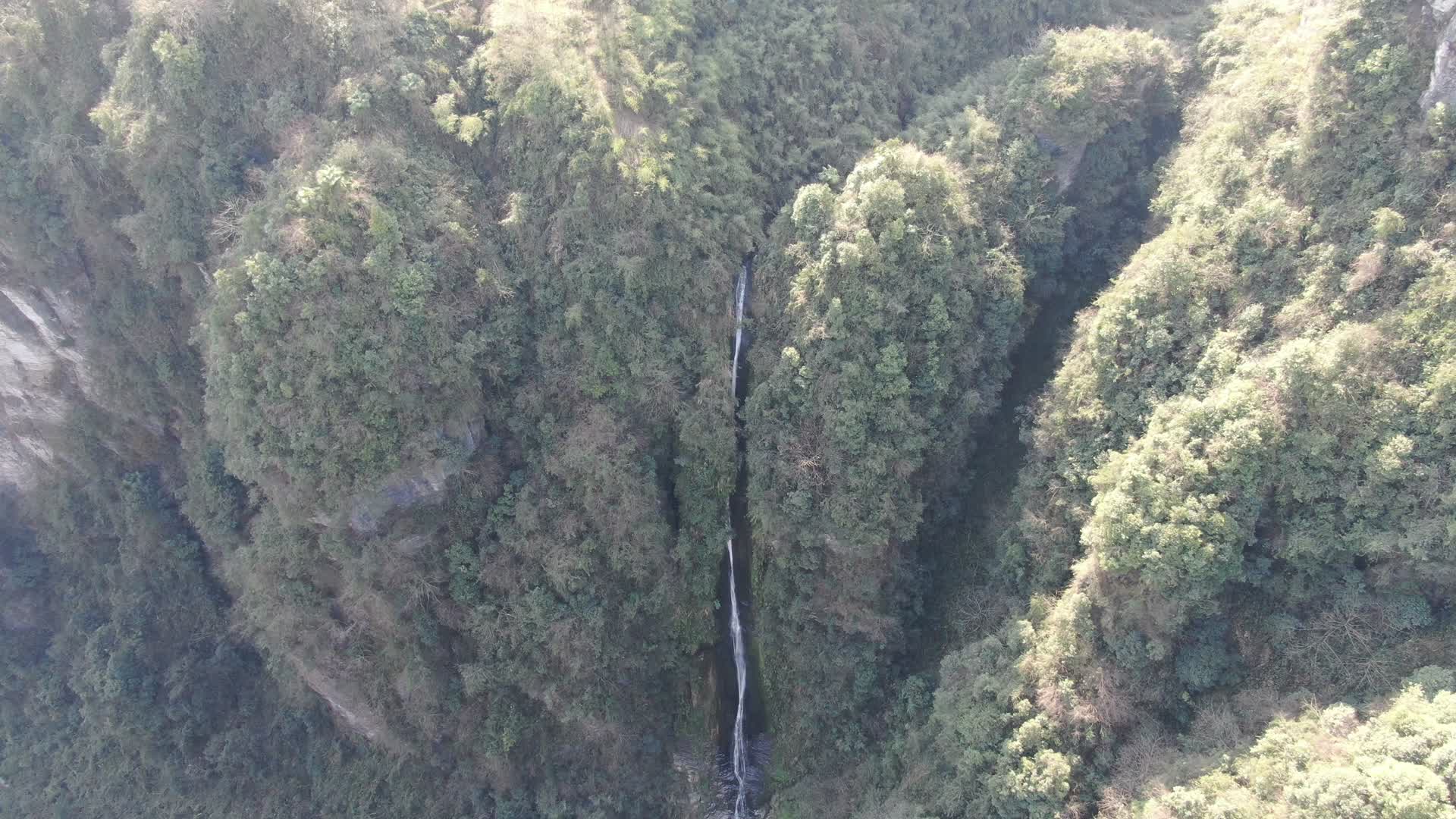 航拍湖南湘西德夯大峡谷瀑布视频的预览图