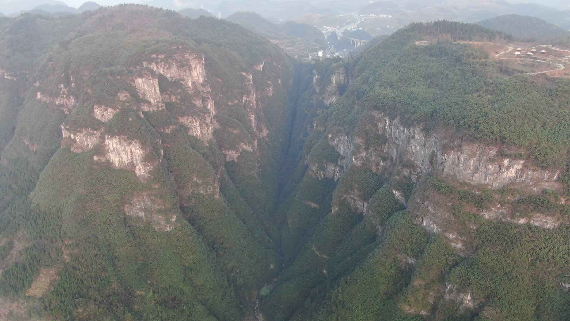 航拍湖南湘西大峡谷视频的预览图