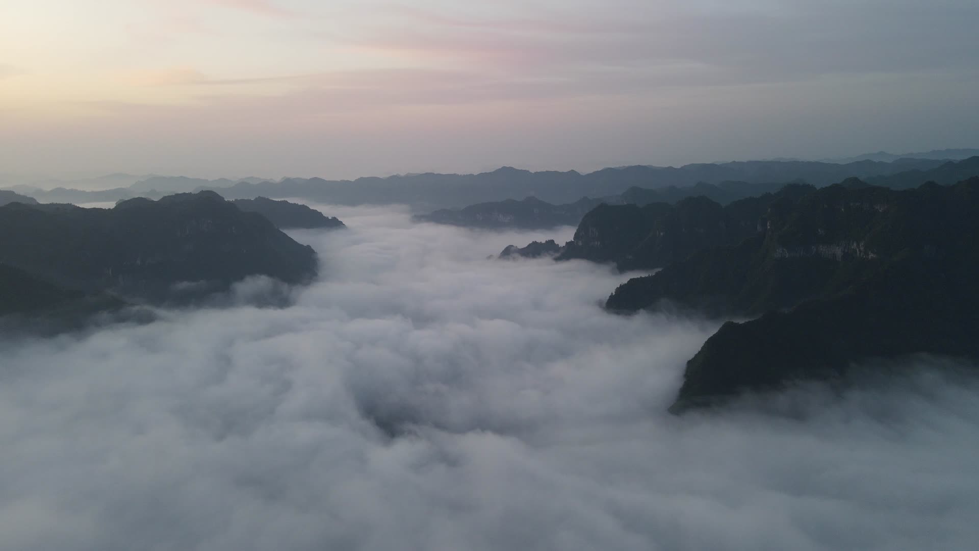 航拍清晨山谷云海视频的预览图